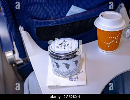 Selektiver Fokus auf eine Dose zuckerfreie Multigrain-Kekse, die Indigo Airlines im Rahmen ihrer Erfrischungen an Bord serviert. Stockfoto