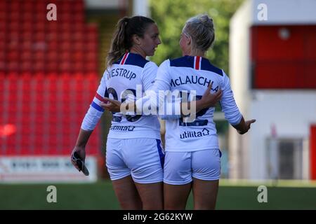 Glasgow, Großbritannien. Juni 2021. Brianna Westrup (26 Rangers) und Rachel McLauchan (20 Rangers) nach dem letzten Pfiff auf das schottische Premier League-Spiel der Frauen zwischen Glasgow City und den Rangers im Broadwood Stadium in Glasgow, Schottland Credit: SPP Sport Press Photo. /Alamy Live News Stockfoto