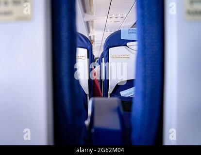 Selektive Fokussierung der Sitze in der Economy-Kabine bei einem Indigo Airbus 320-Flugzeug. Stockfoto