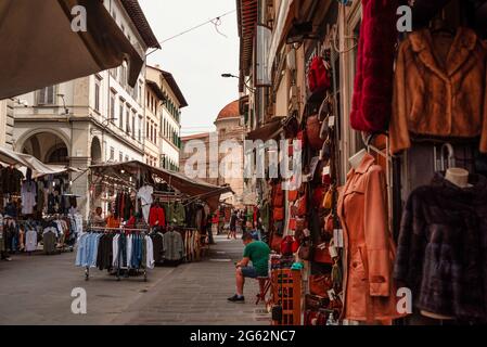 Pelz- und Lederjacken und andere Waren. Verkauft und auf diesem Stück in den Geschäften von Mercato di san lorenzo, Via Dell'ariento, Florenz, Italien Stockfoto