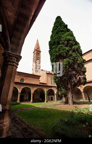 Bögen, Turm und Torbogen im Kreuzgang der Basilica di Santa Novella. Florenz, italien Stockfoto