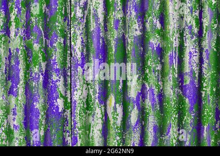 Bunt bunt bunt bunt abgeschälte grüne und violette Farbschichten auf verzinktem Stahlblech - Hintergrund und Textur im Vollformat Stockfoto