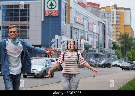 Russland, Nischni Nowgorod. Gagarin Avenue 06.19.2021 Menschen in der Stadt. Glückliche Menschen, Lächeln und Emotionen. Stockfoto