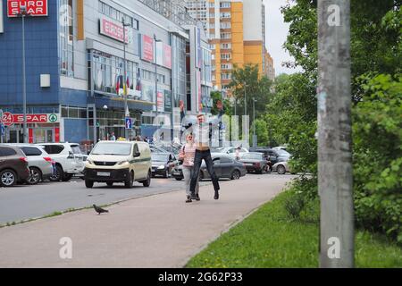 Russland, Nischni Nowgorod. Gagarin Avenue 06.19.2021 Menschen in der Stadt. Glückliche Menschen, Lächeln und Emotionen. Stockfoto