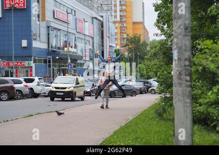 Russland, Nischni Nowgorod. Gagarin Avenue 06.19.2021 Menschen in der Stadt. Glückliche Menschen, Lächeln und Emotionen. Stockfoto