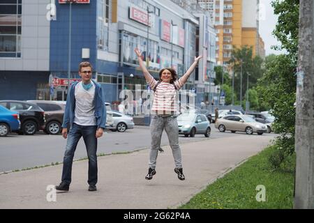 Russland, Nischni Nowgorod. Gagarin Avenue 06.19.2021 Menschen in der Stadt. Glückliche Menschen, Lächeln und Emotionen. Stockfoto