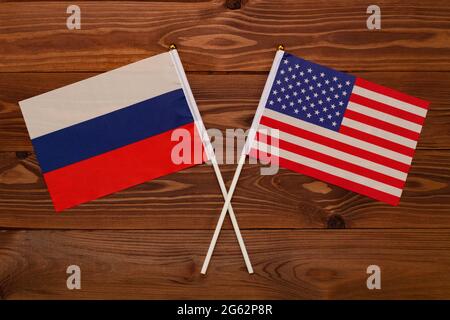 Die Flagge Russlands und die Flagge der USA kreuzten miteinander. Das Bild veranschaulicht die Beziehung zwischen den Ländern. Fotografie für Video-Nachrichten im Fernsehen Stockfoto