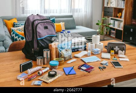 Notfallrucksack-Ausrüstung auf dem Tisch organisiert Stockfoto