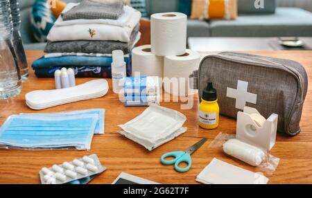 Notfallrucksack-Ausrüstung mit Verbandskasten auf dem Tisch organisiert Stockfoto