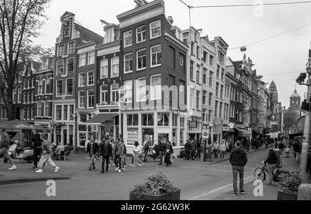 AMSTERDAM, NIEDERLANDE. 06. JUNI 2021. Steakhouse Modebazar Fassaden Geschäfte auf der Straße Stockfoto