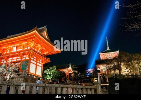 Kiyomizu-dera-Tempel-Tor in Kyoto, Japan, und Tempelbeleuchtung während der Frühlingszeit der Kirschblüte. Stockfoto