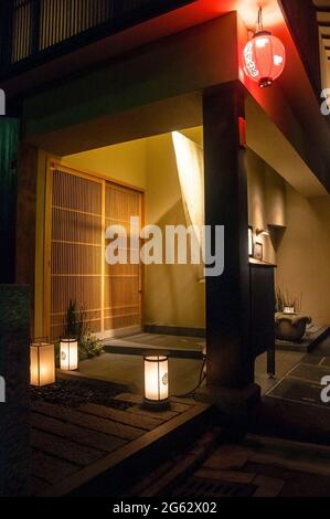 Ruhige Fußgängerzonen in Kyoto und japanische Restaurants mit nordischen Vorhängen, die im Wind wehen, Japan. Stockfoto