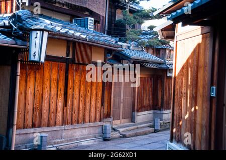 Holzhäuser, die Machiya genannt werden, sind traditionelle japanische Architektur in Kyoto, Japan. Stockfoto