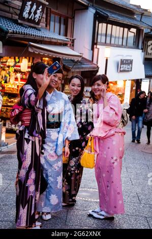 Japanische Kimonos sind während des jährlichen Kirschblütenfestes im Kiyomizu-Tempel in Kyoto, Japan, besonders fotografierbar. Stockfoto