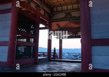 Blick auf Kyoto vom Kiyomizu-Tempel in Japan. Stockfoto