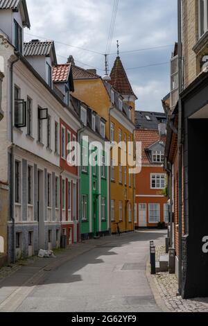 Aalborg, Dänemark - 7. Juni 2021:farbenfrohe kleine Häuser in der historischen Altstadt von Aalborg Stockfoto