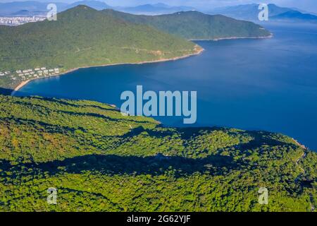 Luftaufnahme der Halbinsel Son Tra, Da Nang Vietnam. Blick von der Nghe Nase zur Da Nang Bucht Stockfoto