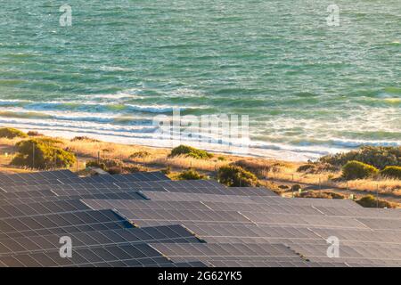 Sonnenkollektoren entlang der Küste bei Sonnenuntergang in Südaustralien installiert Stockfoto