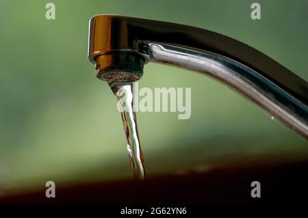 Kaufbeuren, Deutschland. Juli 2021. ABBILDUNG - Leitungswasser fließt aus einem Wasserhahn. Quelle: Karl-Josef Hildenbrand/dpa/Alamy Live News Stockfoto