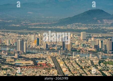 Luftaufnahme der Stadt Da Nang, Vietnam. Blick auf die Stadt von der Halbinsel Son Tra Stockfoto