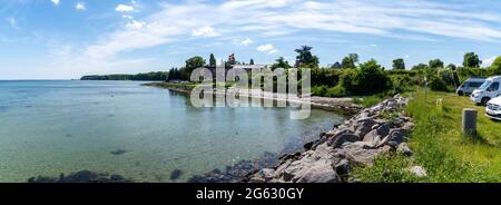 Lundeborg, Dänemark - 9. Juni 2021: Panorama von Wohnmobilen, die auf einem Parkplatz an der idyllischen Küste der Insel Fünen im Süden Dänemarks geparkt sind Stockfoto