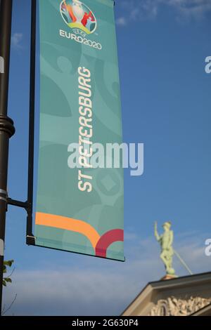 St. Petersburg, Russland - 1. Juli 2021: Banner mit Logo der UEFA EURO 2020 am Tag vor dem Viertelfinale dieses Turniers in der Stadt Stockfoto