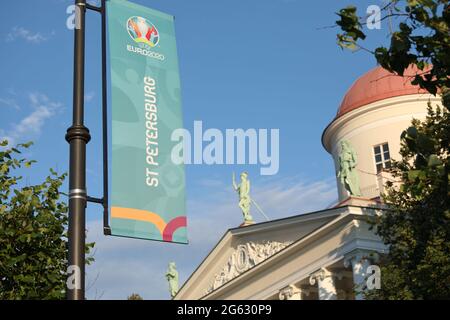 St. Petersburg, Russland - 1. Juli 2021: Banner mit Logo der UEFA EURO 2020 am Tag vor dem Viertelfinale dieses Turniers in der Stadt Stockfoto