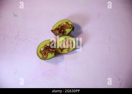 Schlechte Kartoffeln durch Fäule und Pilz betroffen. Kartoffelkrankheiten. Verderb von Kartoffeln durch unsachgemäße Lagerung. Stockfoto