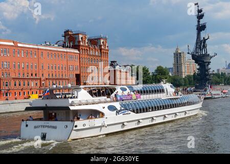 Moskau, Russland - 6. Juli 2014: Menschen, die auf der Yacht der Flottille Radisson Royal gegen das Denkmal Peter des Großen reisen Stockfoto