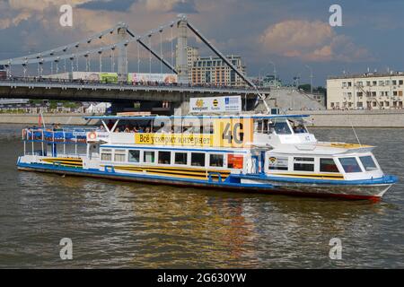 Tour Boot in Moskau Fluss gegen die Krim (Krymsky) Brücke, die einzige Hängebrücke in Moskau, Russland Stockfoto