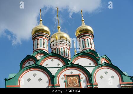 Moskau, Russland - 6. Juli 2014: Goldene Kuppeln der St. Nikolaus-Kirche in Khamovniki. Stockfoto