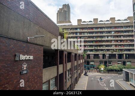 London - Juli 2021: Barbican Centre und Housing Estate in der City of London. Stockfoto