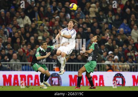 Fileboto vom 1. Dezember 2007 von Sergio Ramos von Real Madrid führt den Ball beim Fußballspiel der Spanischen Liga zwischen Real Madrid und Racing Santander im Santiago Bernabeu Stadion in Madrid, Spanien. Mit Sergio Ramos ist offiziell nicht mehr ein Spieler von Real Madrid, Berichte aus Frankreich haben am Donnerstag, dass der Verteidiger hat eine Vereinbarung vereinbart, um Paris Saint-Germain beitreten. Es wurde erwartet, dass Ramos eine Vertragsverlängerung mit Real Madrid unterzeichnen würde, aber Meinungsverschiedenheiten über die Dauer des Abkommens verzögerten das Verfahren, bevor die Frist für ein Abkommen von Los Blancos verstrichen war. Foto von Christian Liewig/ABACA Stockfoto