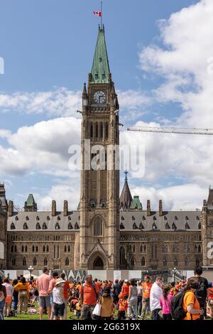 Ottawa, Kanada – 1. Juli 2021: Cancel Canada Day Protestkundgebung auf dem Parliament Hill zur Unterstützung der indigenen Bevölkerung. Jedes Kind Zählt. Menschen tragen Stockfoto