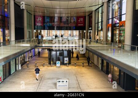 London - 2021. Juli: 100 Liverpool Street, ein Bürogebäude und Einkaufszentrum, Gehweg zum Bahnhof Liverpool in der City of London Stockfoto