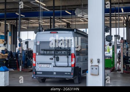 Odense, Dänemark - 10. Juni 2021: Grauer Wohnmobil in einer modernen Garage für einen Service am Motor Stockfoto