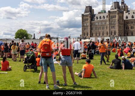 Ottawa, Kanada – 1. Juli 2021: Cancel Canada Day Protestkundgebung auf dem Parliament Hill zur Unterstützung der indigenen Bevölkerung. Jedes Kind Zählt. Menschen tragen Stockfoto