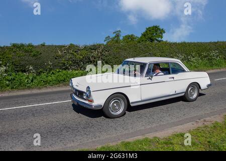 1968 60er Jahre weiße französische Peugeot 404 1600 ccm Benzin 2dr Limousine auf dem Weg zur Capesthorne Hall classic May Car Show, Ceshire, Großbritannien Stockfoto