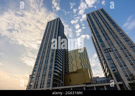 Der kürzlich errichtete Wolkenkratzer-Turm ist ein Teil der gemischten Nutzung des Victoria Square im Stadtzentrum von Woking, Surrey, Südostengland Stockfoto