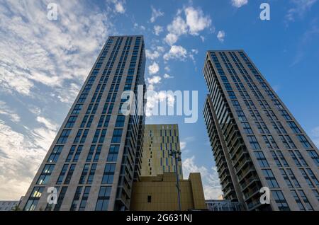 Der kürzlich errichtete Wolkenkratzer-Turm ist ein Teil der gemischten Nutzung des Victoria Square im Stadtzentrum von Woking, Surrey, Südostengland Stockfoto