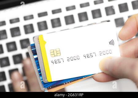Nahaufnahme von Online-Käufern, die mit Kreditkarten bezahlen, auf der Computertastatur mit Kopierplatz. Online-Shopping. Stockfoto
