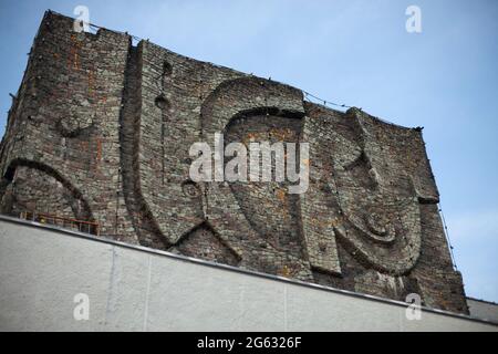 Mosaik in der Architektur. Die Verwendung von Mosaikstein. Details der Architektur der Sowjetunion. Mosaikwand. Stockfoto