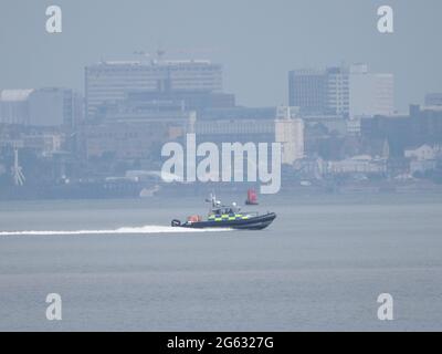 Sheerness, Kent, Großbritannien. Juli 2021. Wetter in Großbritannien: Das Boot der Polizei von Kent 'Invicta', das von Sheerness, Kent, aus mit hoher Geschwindigkeit am Ende von Southend auf dem Seebrücke vorbeifährt. Kredit: James Bell/Alamy Live Nachrichten Stockfoto