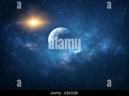 Planet hinter Sternhaufen und Nebel, Sonne scheint im Weltraum. Fragment des Universums. Stockfoto