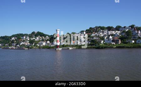 Hamburg, Deutschland. Juni 2021. Blick von der Elbe auf das Blankeneser Treppenviertel. Kredit: Marcus Brandt/dpa/Alamy Live Nachrichten Stockfoto