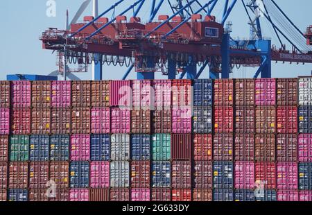 Hamburg, Deutschland. Juni 2021. Am Terminal Burchardkai werden Container auf einem Containerschiff gestapelt. Kredit: Marcus Brandt/dpa/Alamy Live Nachrichten Stockfoto