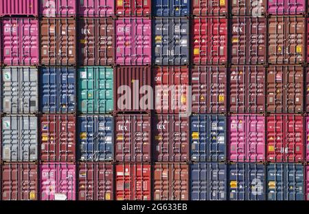 Hamburg, Deutschland. Juni 2021. Am Terminal Burchardkai werden Container auf einem Containerschiff gestapelt. Kredit: Marcus Brandt/dpa/Alamy Live Nachrichten Stockfoto