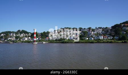 Hamburg, Deutschland. Juni 2021. Blick von der Elbe auf das Blankeneser Treppenviertel. Kredit: Marcus Brandt/dpa/Alamy Live Nachrichten Stockfoto