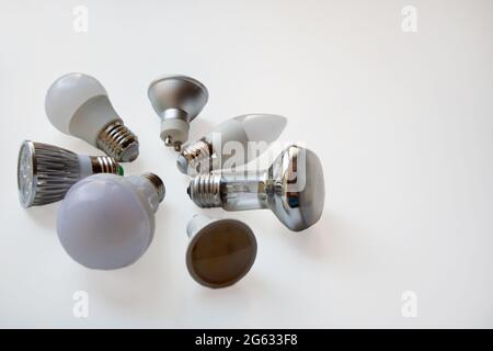 Elektrische Glühbirnen verschiedener Art und Basis isoliert auf weißem Hintergrund Stockfoto