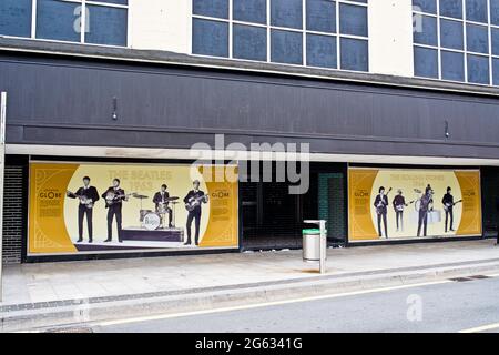 Ex Debenhams Store, Schaufenster, Images of the Rolling Stones and the Beatles, die im renovierten Globe Theatre, Stockton on Tees, Cleveland, spielten Stockfoto